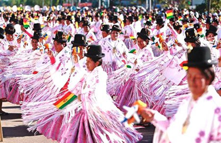Các vũ công đều mặc trang phục Cholita truyền thống của Bolivia.